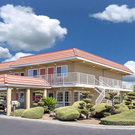 Days Inn By Wyndham Търлок Екстериор снимка